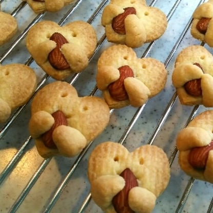 ハートの型で作りました。不器用なので腕がをつけるのに四苦八苦(^_^;)
焼き上がるとそれなりに可愛く出来ました。